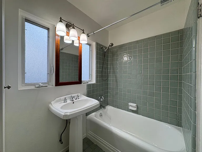 1527 Golden Ave — Photo 8