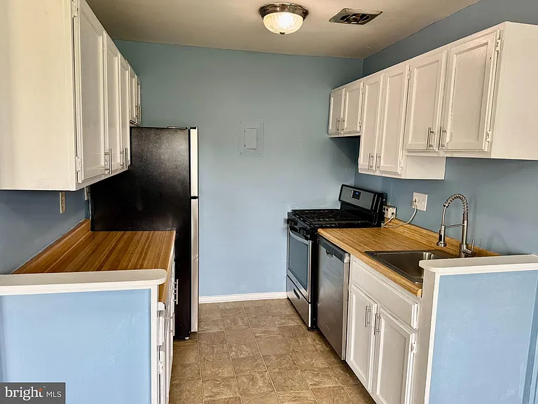 5444 85th Ave #201 — Photo 9