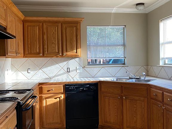 3rd image of 4160 Nelson St