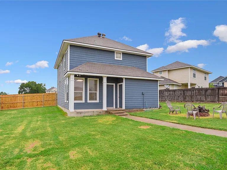 2903 McLaren Dr — Photo 2