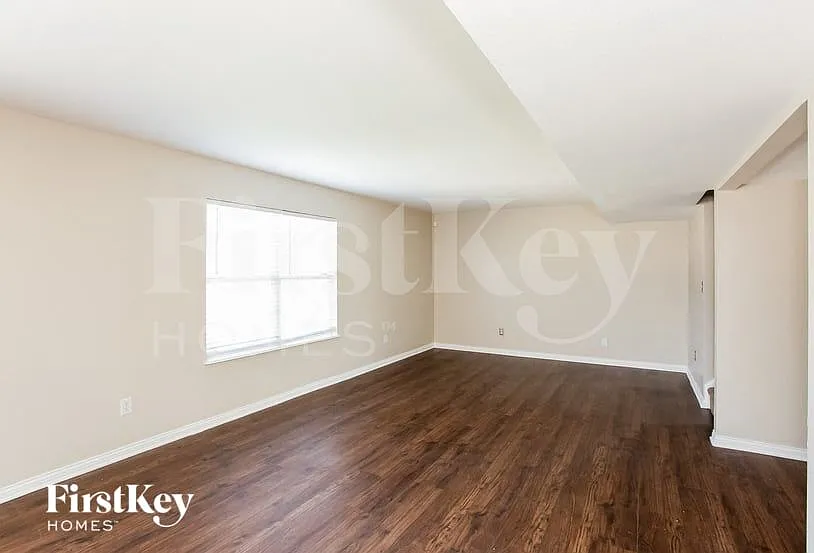 4 bed, 2.5 bath, 1814 sqft, $2,015 — Photo 3