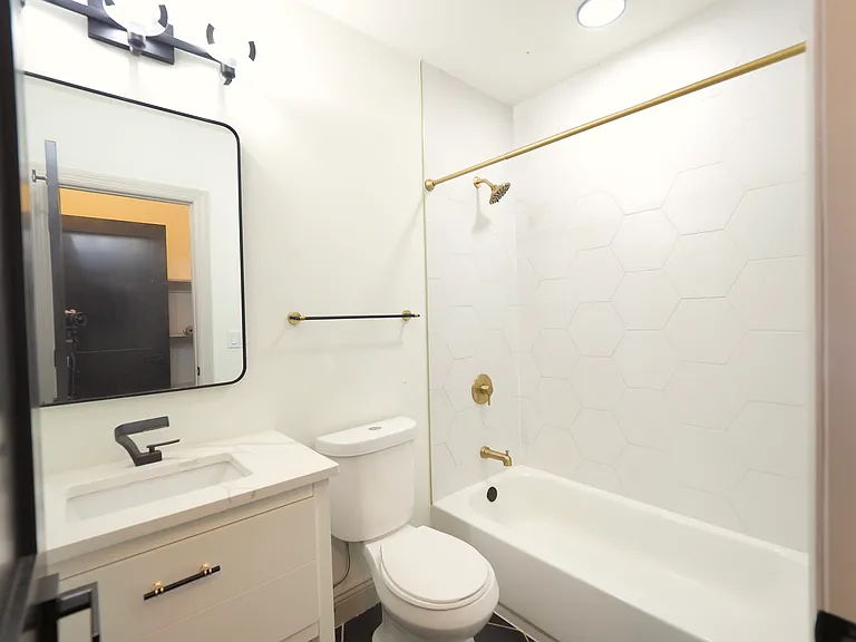 1051 N Lawndale Ave #2 — Photo 13