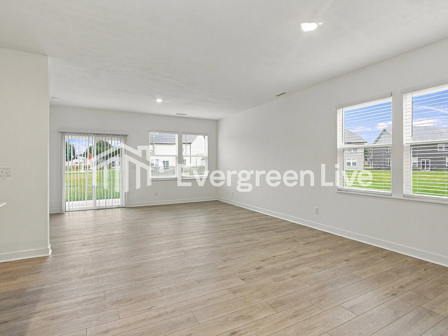 5 bed, 3.0 bath, 2460 sqft, $2,240 — Photo 3