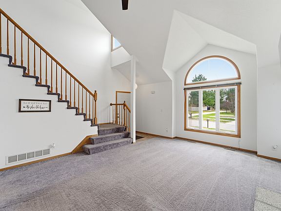4th image of 401 Edgewood Ln