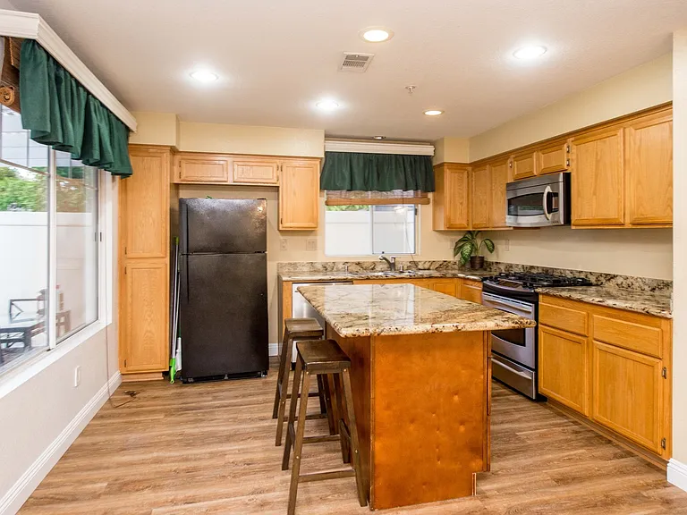 865 E Broadway — Photo 13