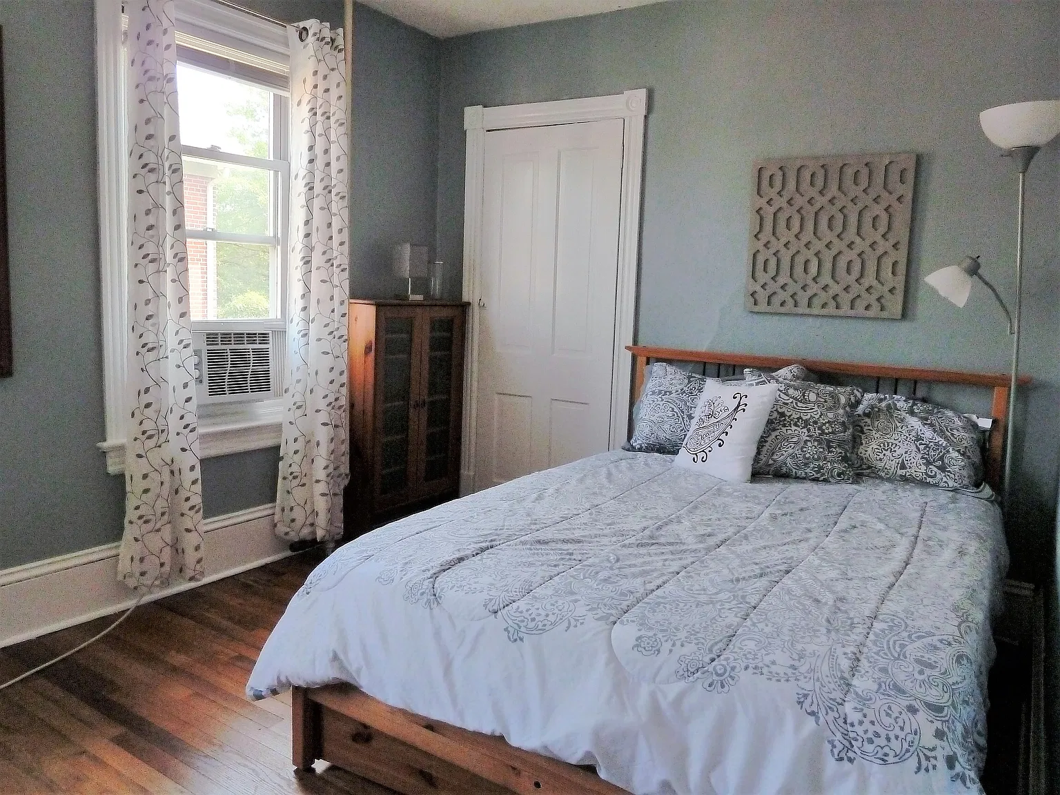Beautiful furnished bedroom in a great location — Photo 2
