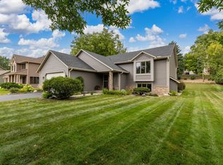 1123 Ridge Bluff Dr, Chaska, MN 55318
