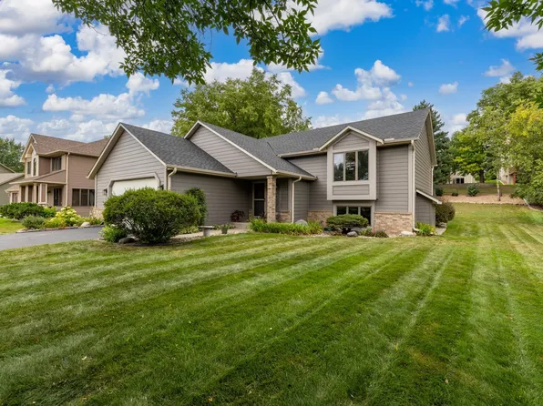 1123 Ridge Bluff Dr, Chaska, MN 55318