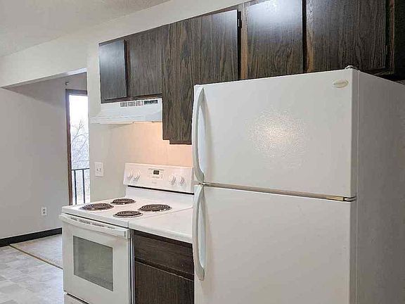 5th image of 930 Summit Ave APT 102