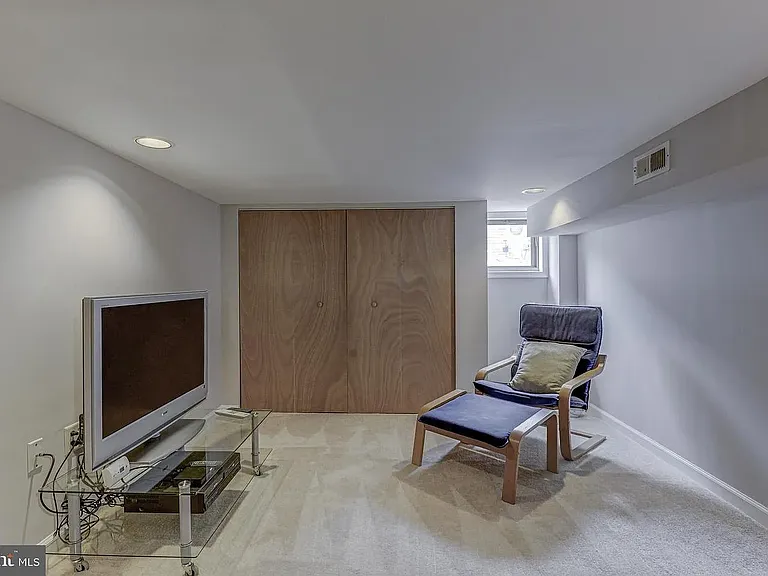 827 S Curley St — Photo 23
