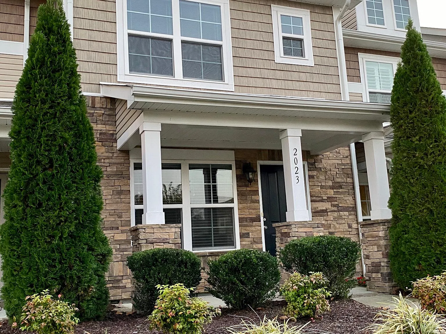 2 bed, 2.5 bath, 1216 sqft, $2,100 — Photo 2