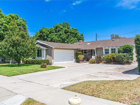 3rd image of 1583 W Cerritos Ave