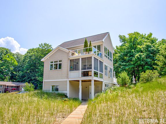 3rd image of 9435 Lakeview Ct