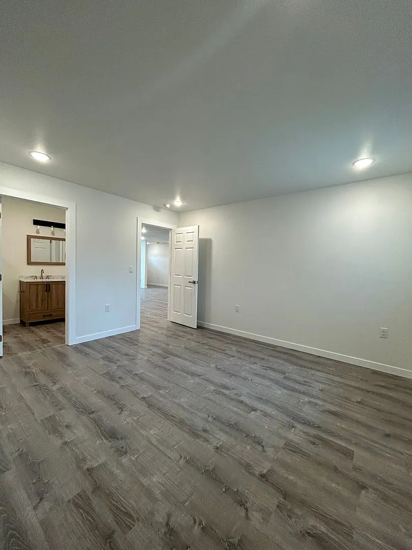Roseanne Court/ 2652 — Photo 4