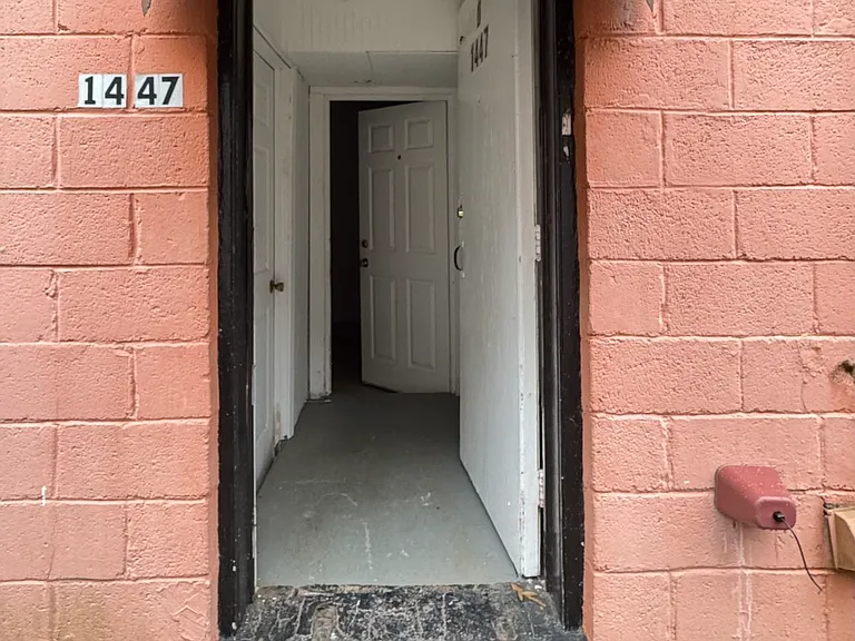 1447 Oxford Rd NE — Photo 1