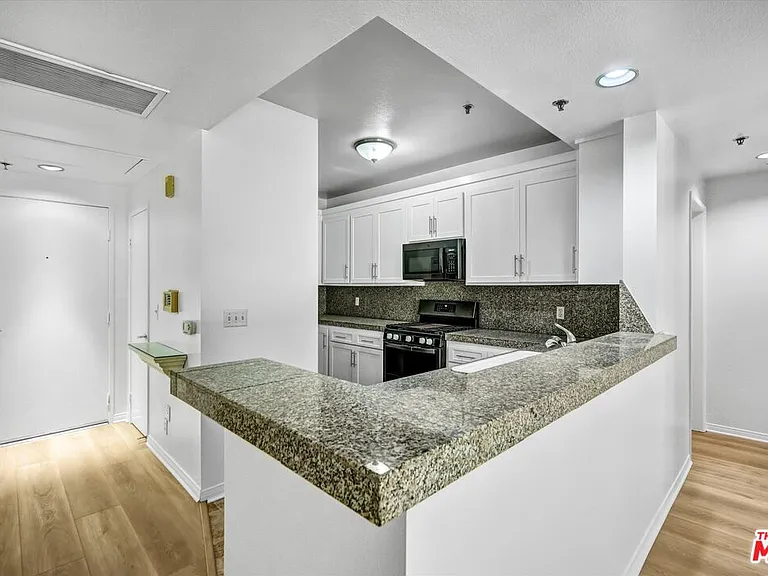 2222 N Beachwood Dr #302 — Photo 19