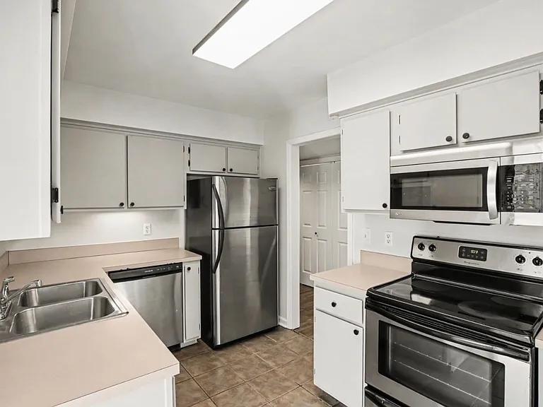 213 Hillsboro Pl — Photo 12