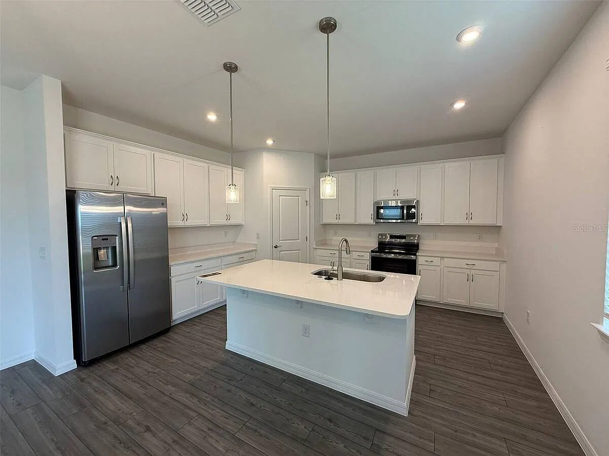 5 bed, 3.0 bath, 2494 sqft, $2,600 — Photo 4