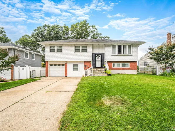 127 Iceland Drive, Huntington Station, NY 11746