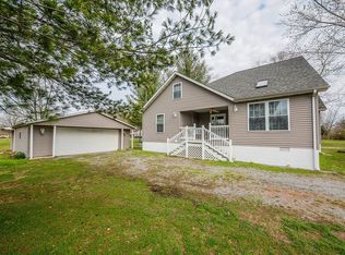 2611 Benton Rd, Mount Vernon, IL 62864