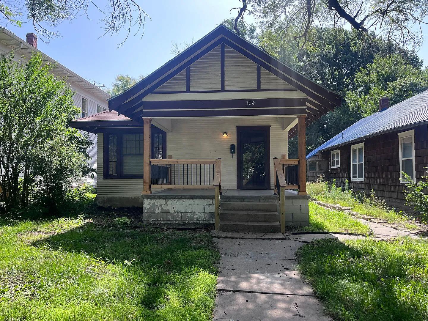 Adorable 2 Bedroom 1 Bathroom — Photo 1