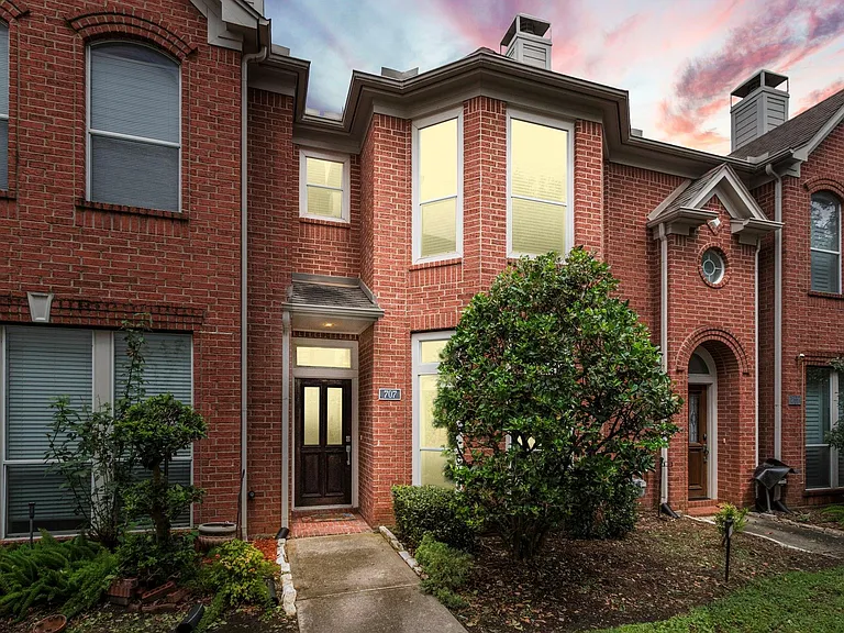 707 W Heights Hollow Ln — Photo 1