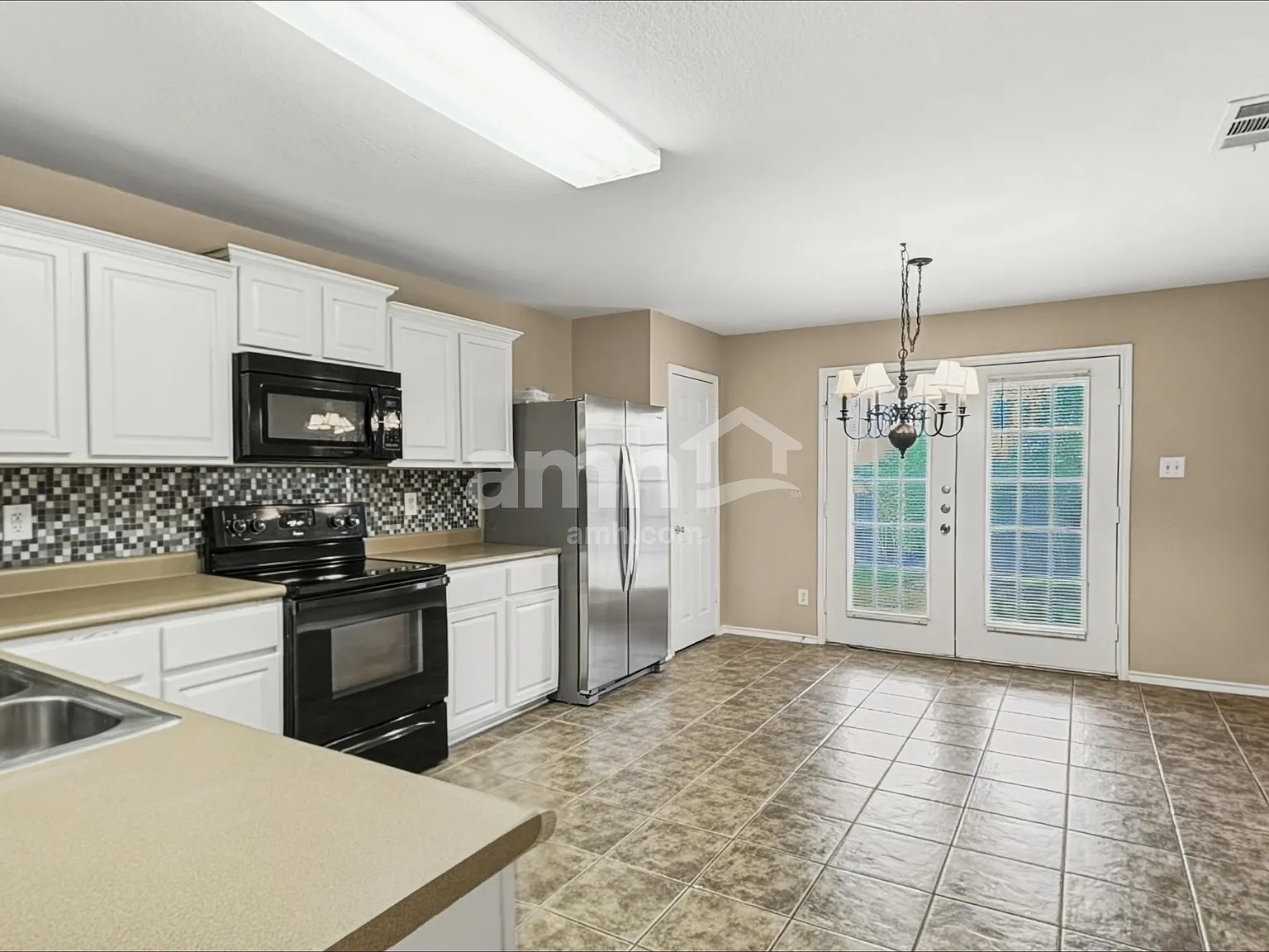 4 bed, 2.0 bath, 2467 sqft, $2,065 — Photo 3