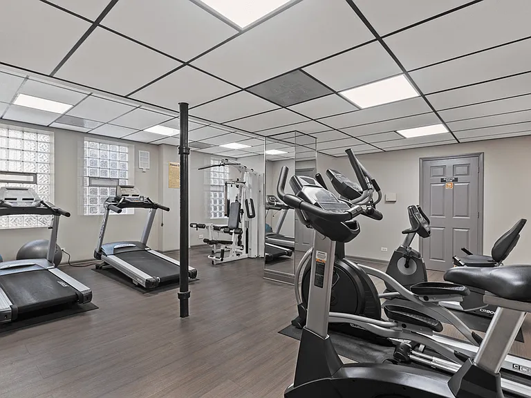 Buena Terrace - 4242 N Sheridan Rd — Photo 15