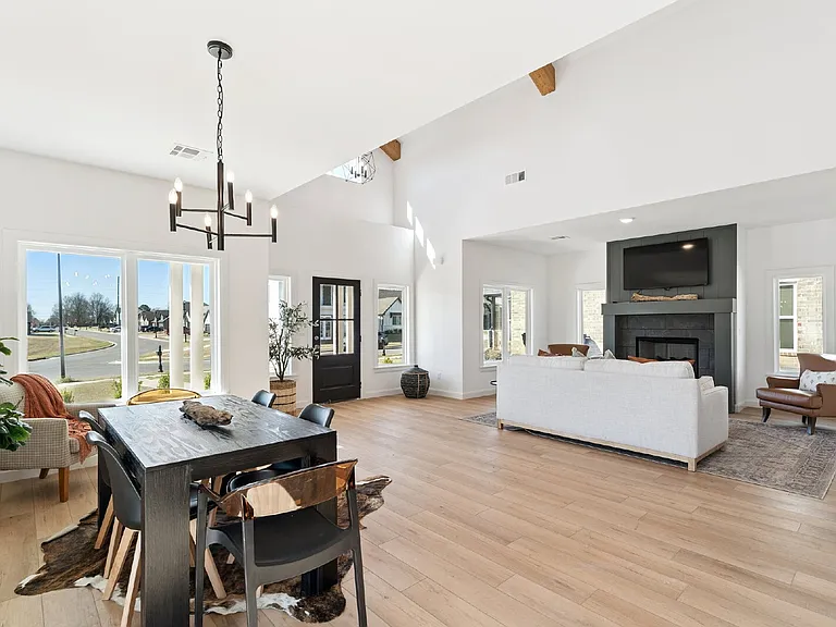 2410 W Charleston St — Photo 22