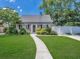 78 Hyacinth Rd, Levittown, NY 11756