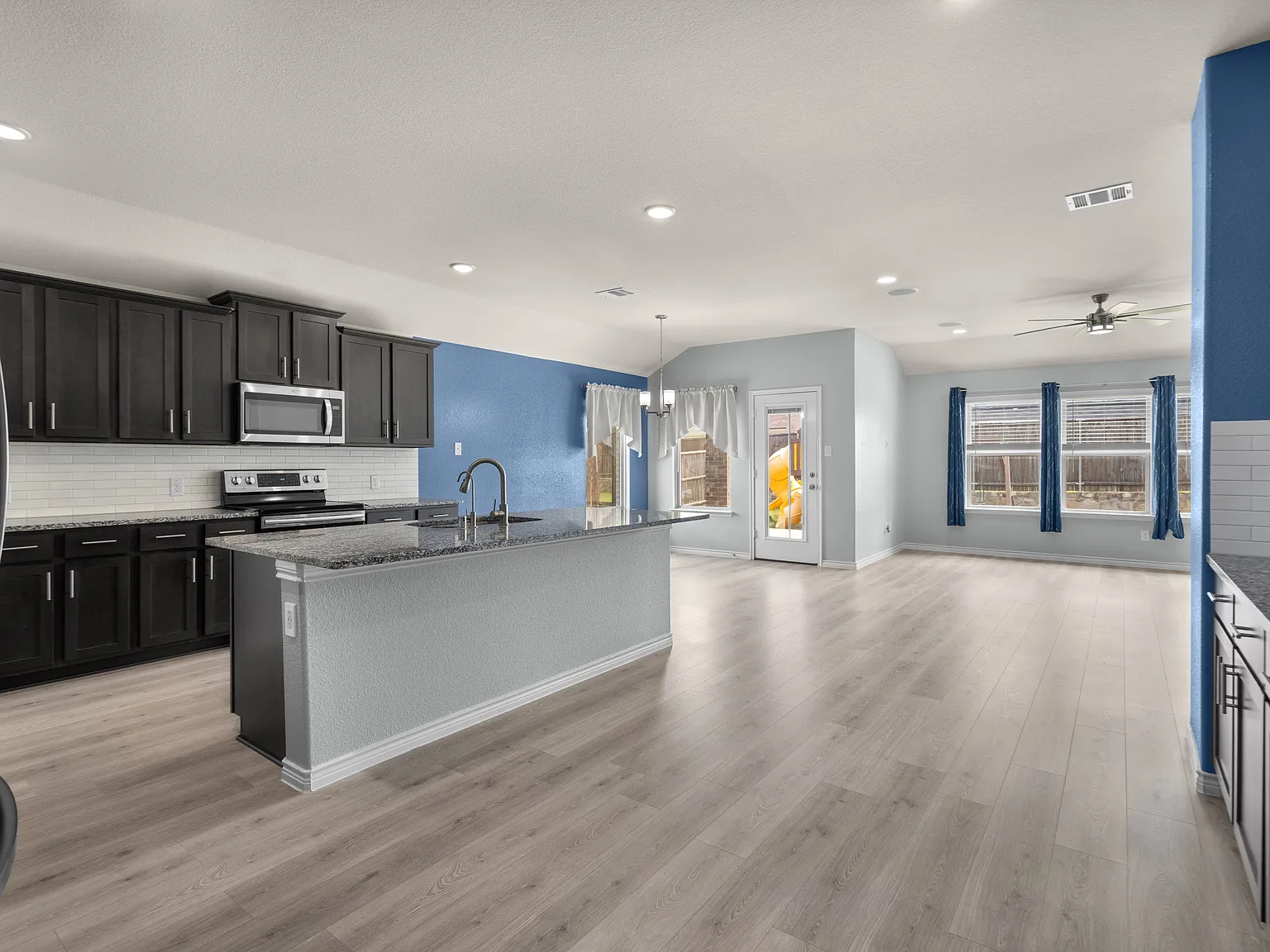 4 bed, 2036 sqft, $2,300 — Photo 3