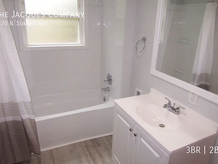 1470 N Summit Ave — Photo 14