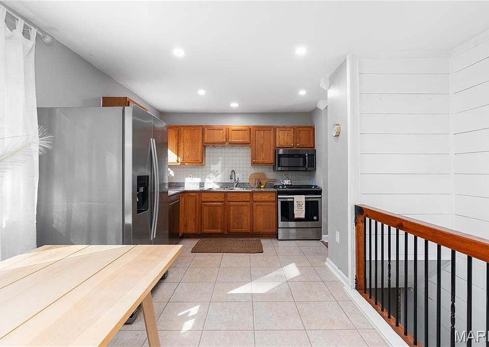 1759 Roth Hill Dr, Maryland Heights, MO 63043 | Zillow