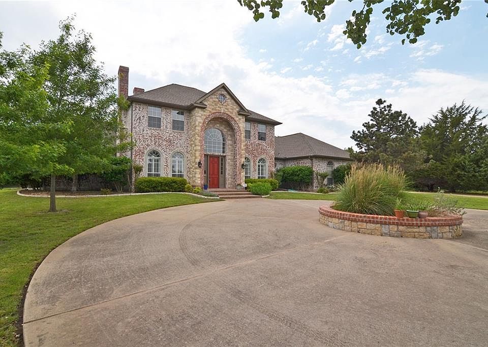 1st image of 690 Glenwood Cir