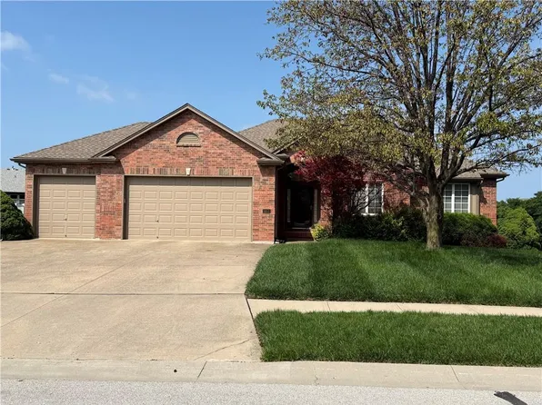 413 SE Stillwater Dr, Lees Summit, MO 64063