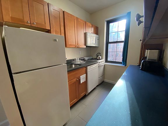 5th image of 205 W 15th St APT 5B