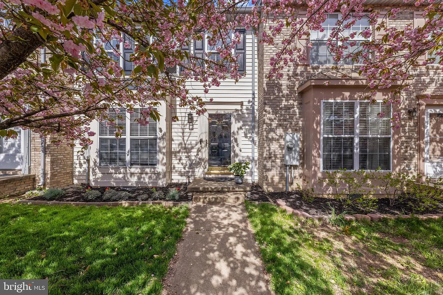 207 Stratford Dr photo 1