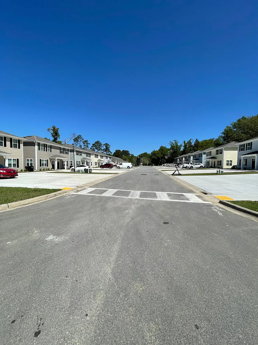 Building Photo - 2208 Cedarbrook Ct