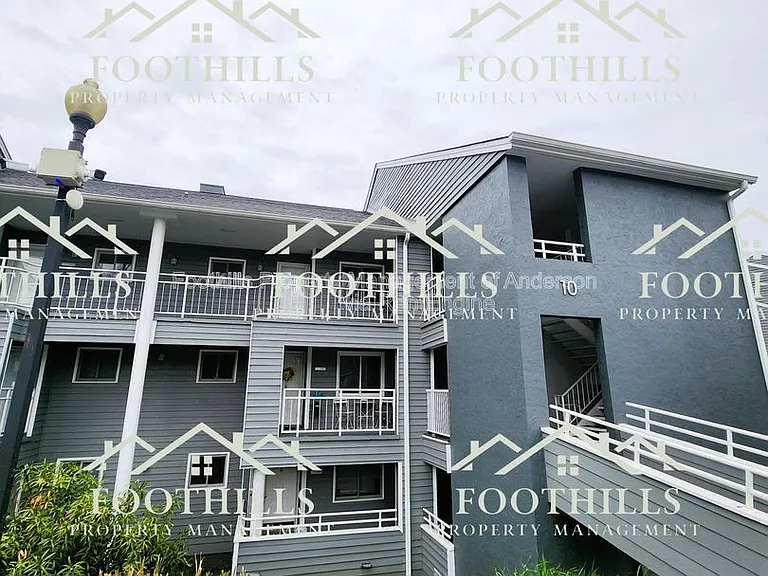 1011 Northlake Dr — Photo 2