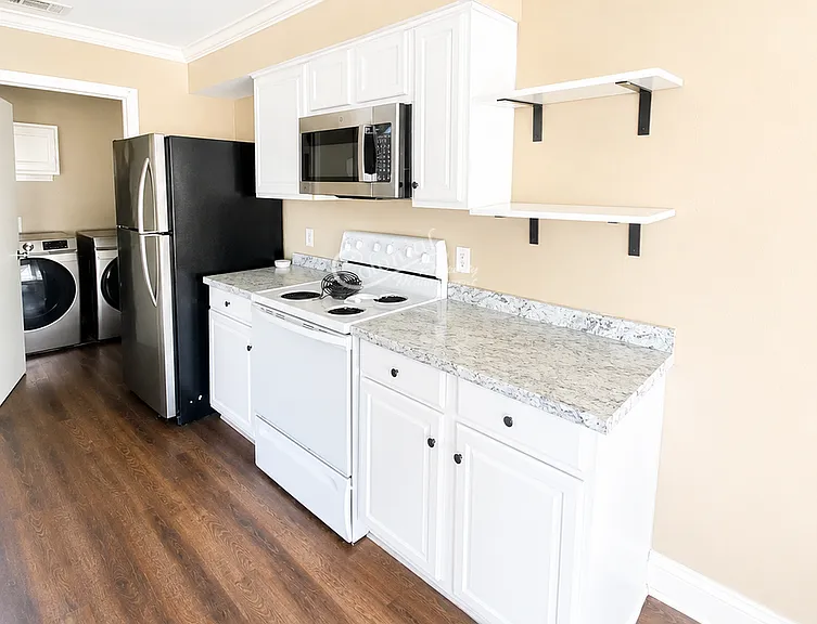 1406 Meadows Dr — Photo 6