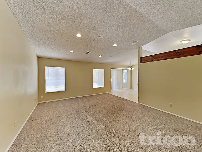 601 E Palomino Dr — Photo 5