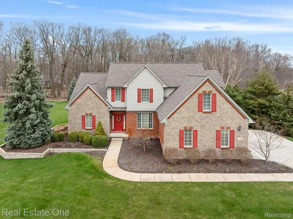 128 W Auburn Trl, Brighton, MI 48114