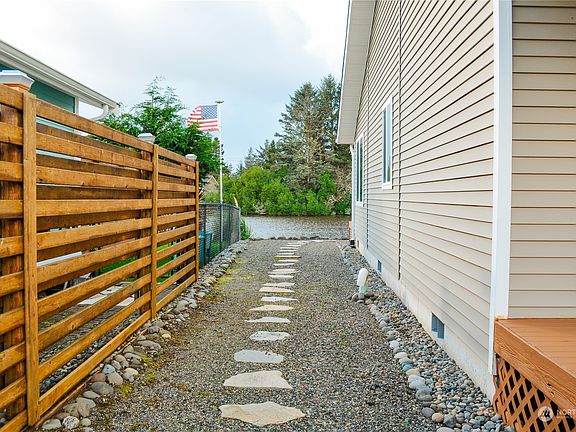 4th image of 153 Canal Drive NE