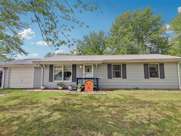 307 18th St, Hillsboro, IL 62049