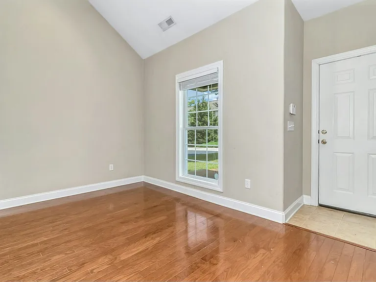 857 W Pointe Dr — Photo 4