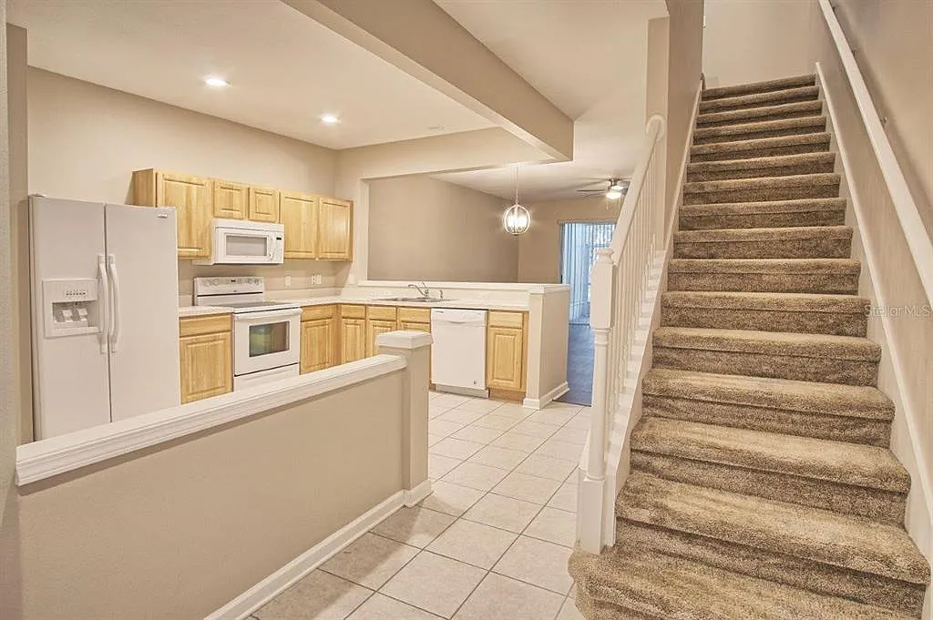 3 bed, 2.5 bath, 1644 sqft, $2,050 — Photo 3