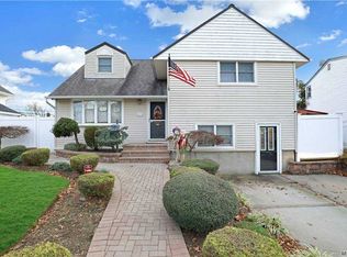 19 Albert Rd, Hicksville, NY 11801