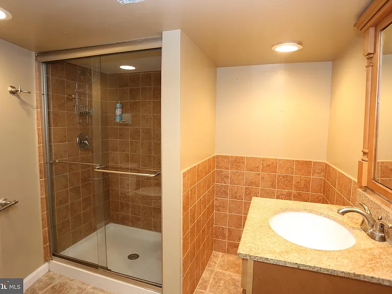 524 S Bouldin St — Photo 18