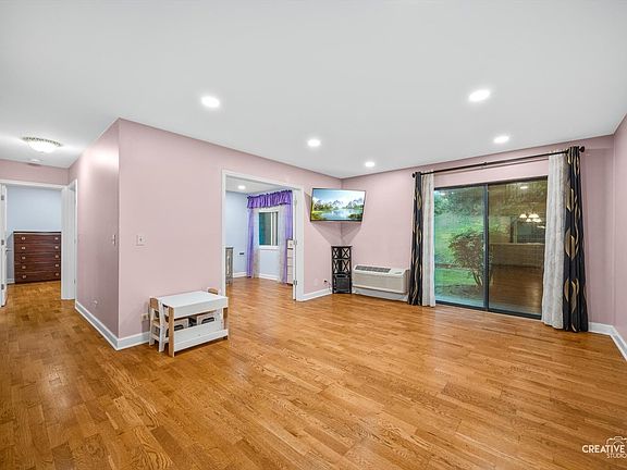 3rd image of 820 N Lakeside Dr APT 1C