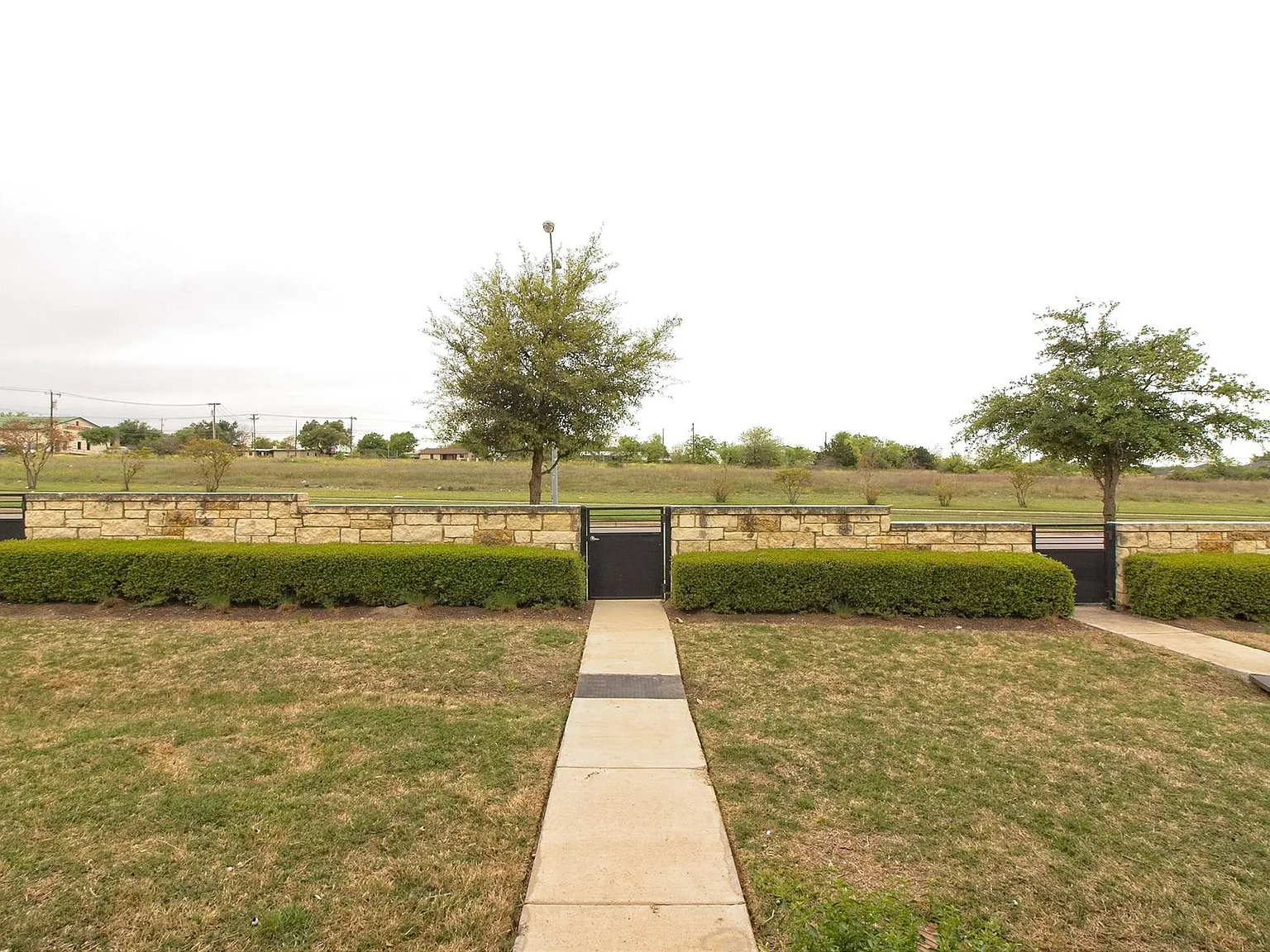3 bed, 2.5 bath, 1330 sqft, $1,800 — Photo 4